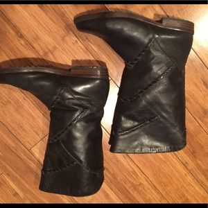 Vintage women’s black leather boots